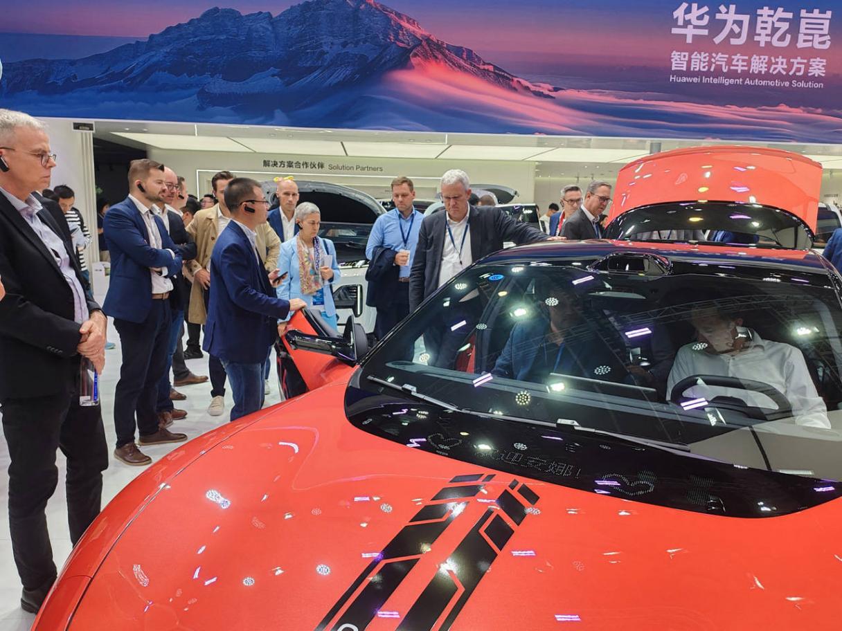 上海車展老外扎堆尋商機(jī) 輔助駕駛關(guān)注度讓位于安全